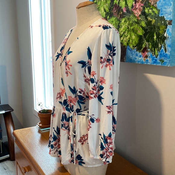 Pretty Lucky Brand wrap top with side tie and front snap. Med. - Picture 7 of 12